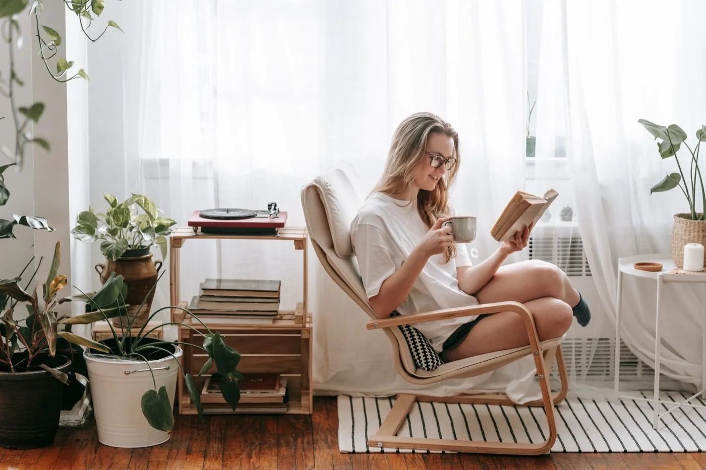 Livres et objets du quotidien dans une maison lumineuse
