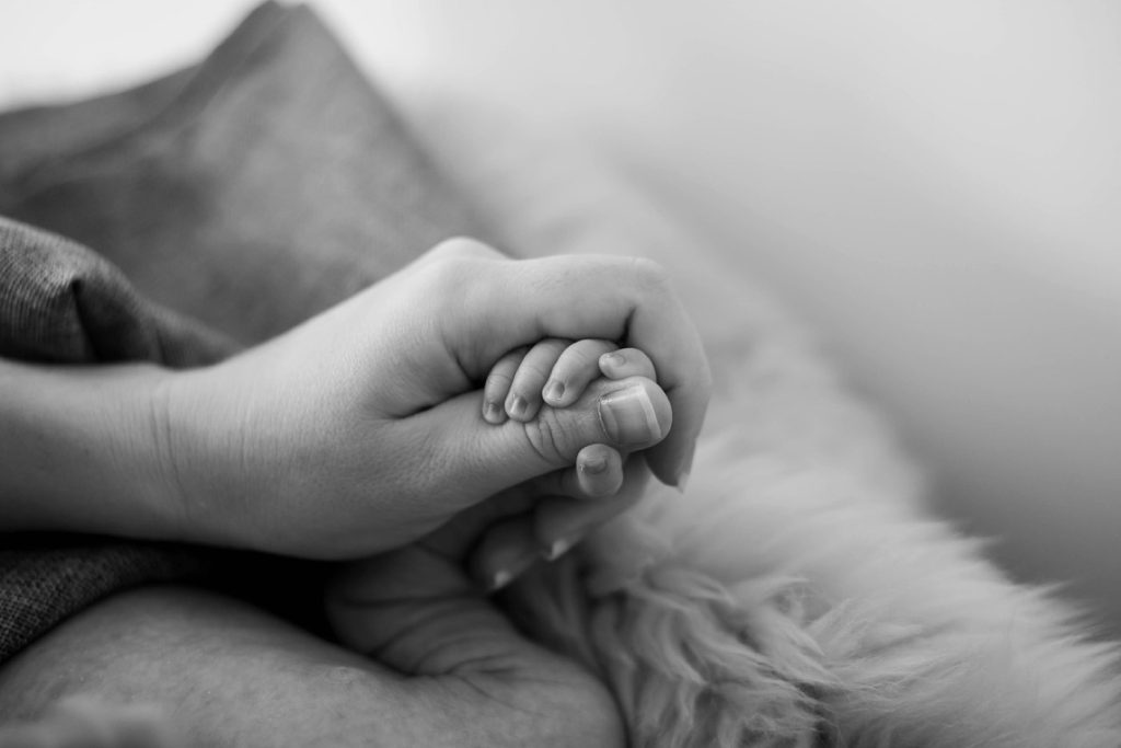 Exercices simples pour le développement moteur bébé 0 à 3 mois