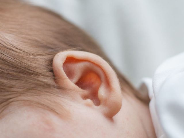 Comment réagir si votre enfant a une otite en pleine nuit ?