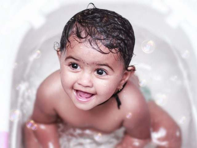 Rendre la toilette de bébé plus agréable : astuces et conseils