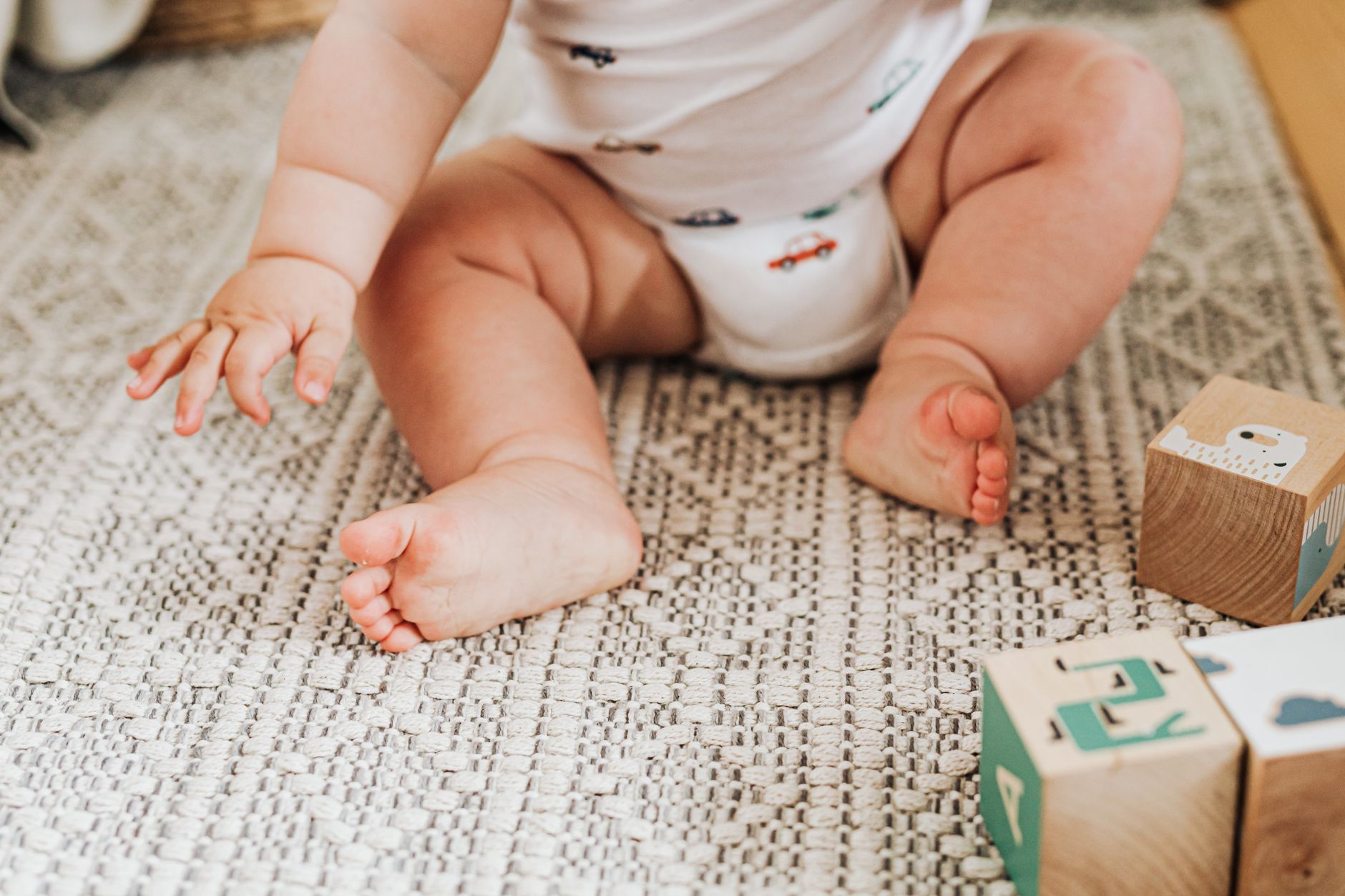 Exercices simples pour le développement moteur bébé 0 à 3 mois