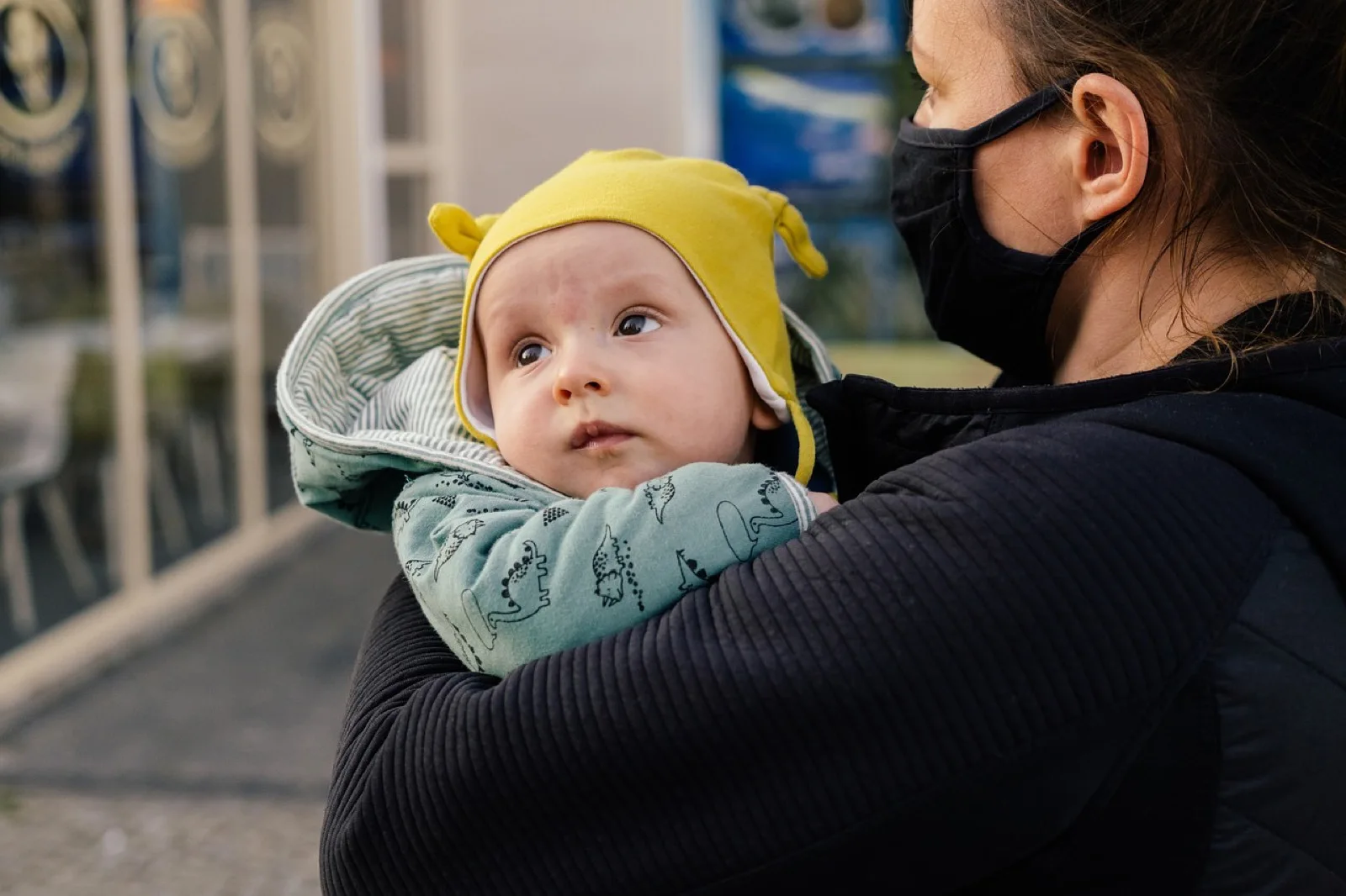 Porte-bébé pour les promenades : préparer son choix