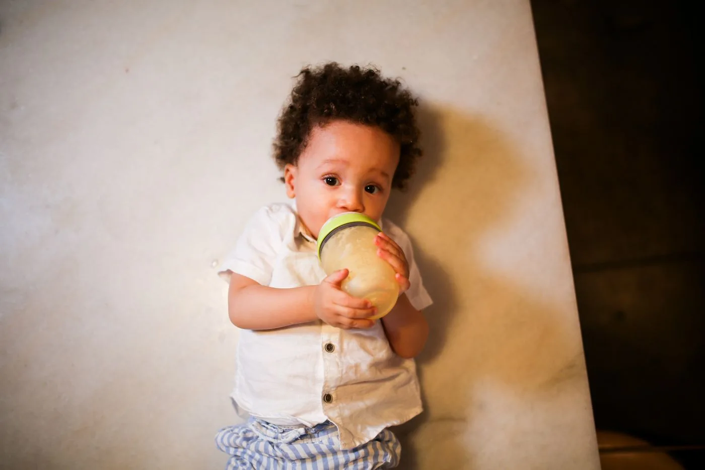 Un enfant installé pour le repas ; la photographie ne représente pas un test de chaise haute.