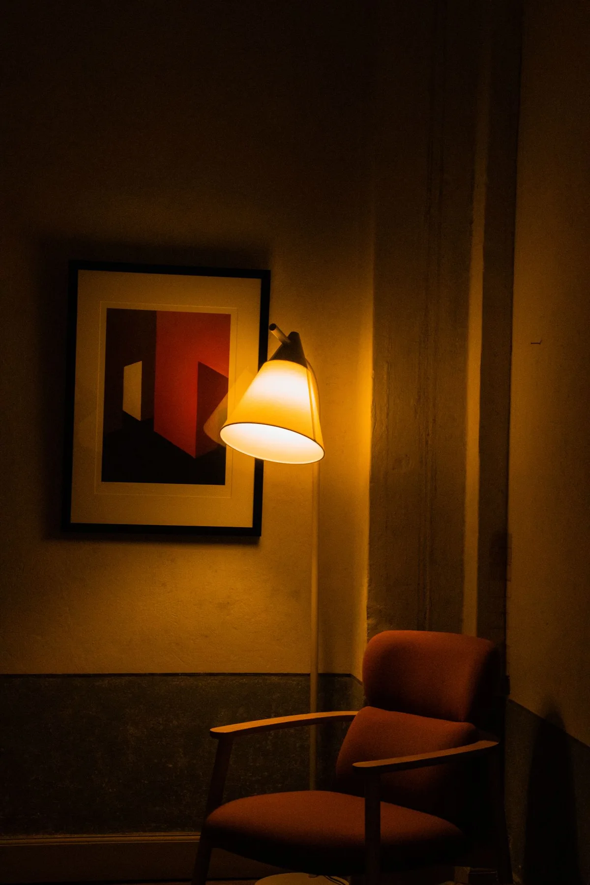 Un fauteuil et une lumière ponctuelle, pour illustrer l’organisation d’un moment à soi.
