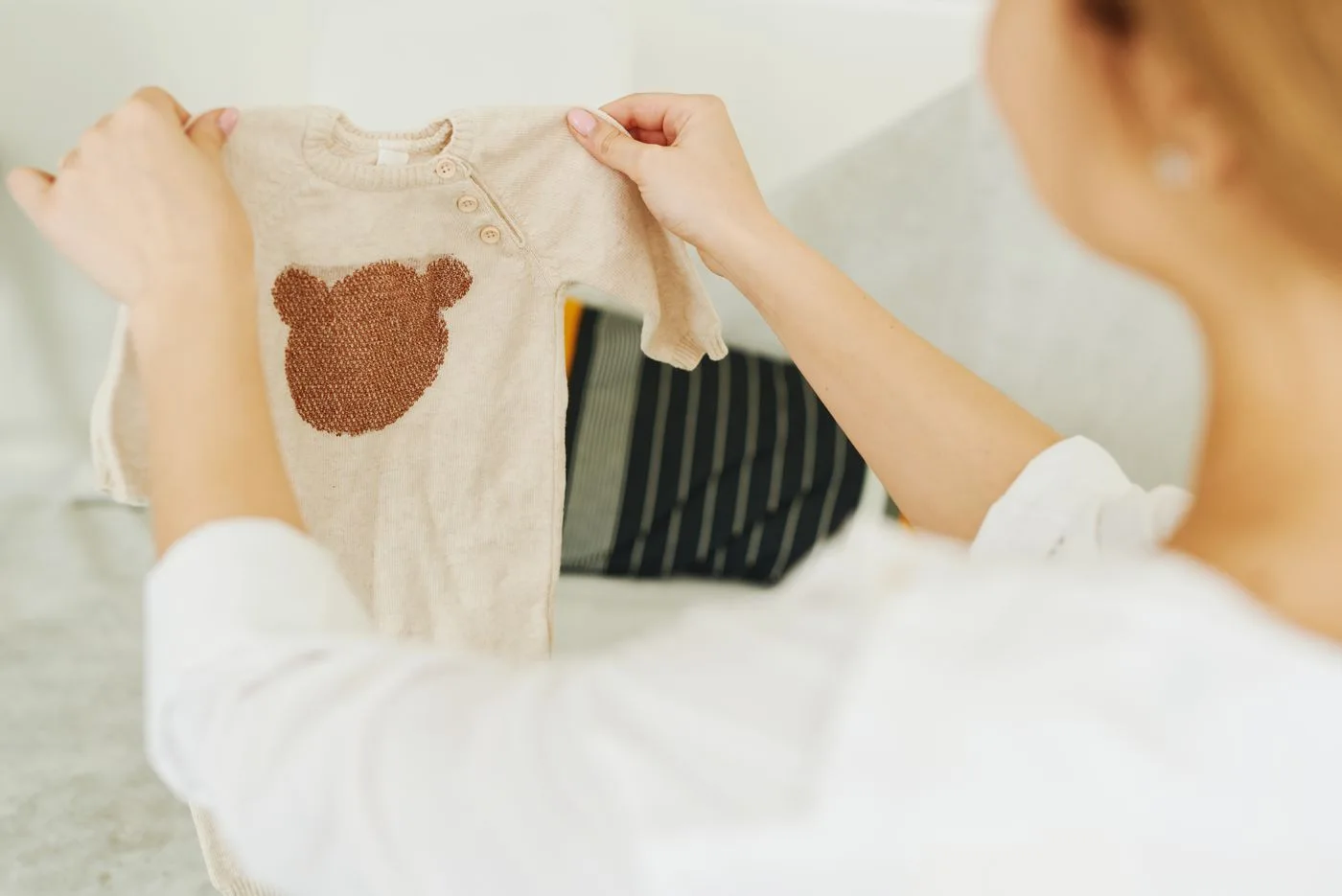 Préparer les vêtements utiles avant de passer le relais à un autre adulte.