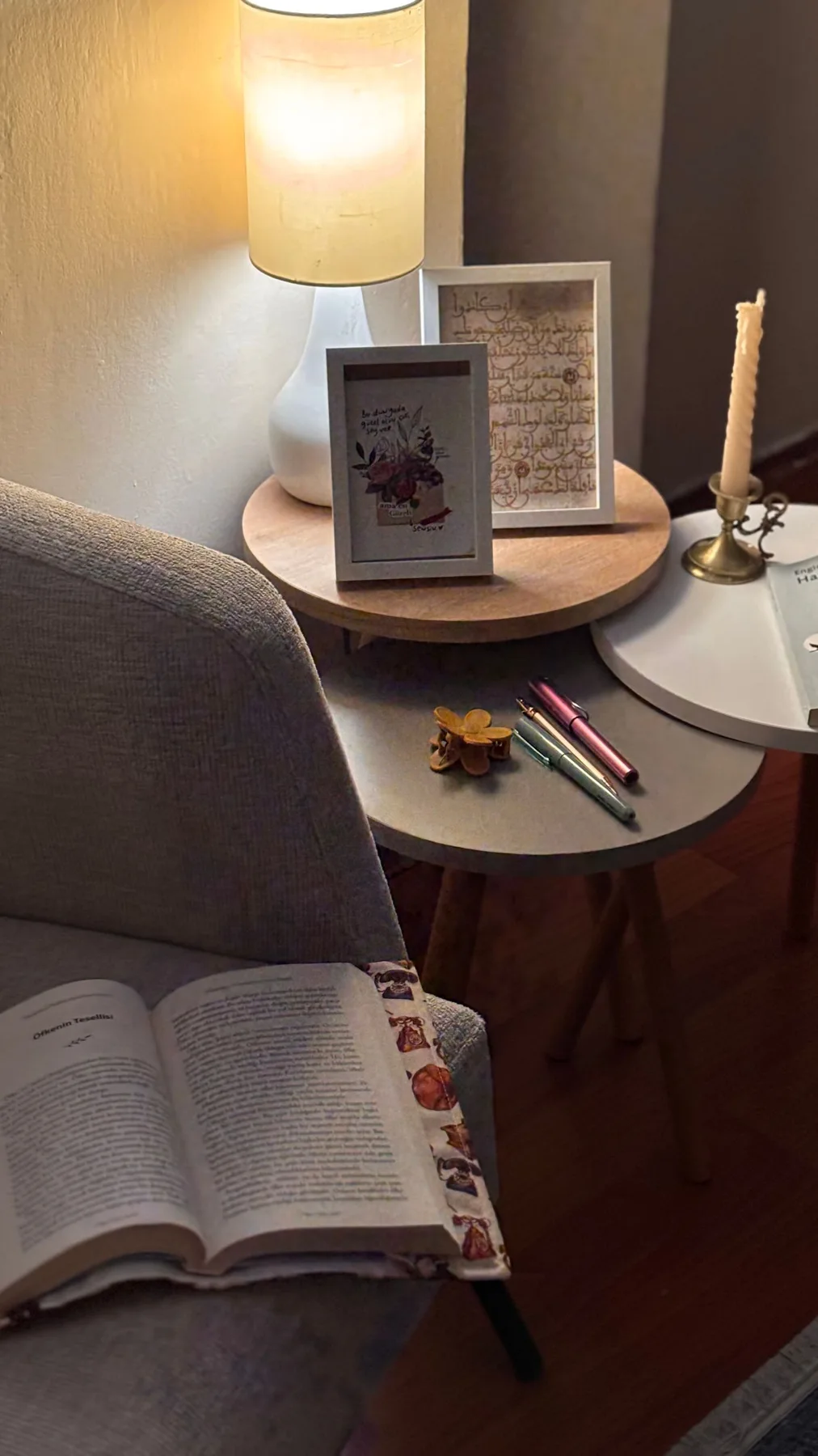 Garder le livre en cours à portée de main simplifie l’organisation de la soirée.