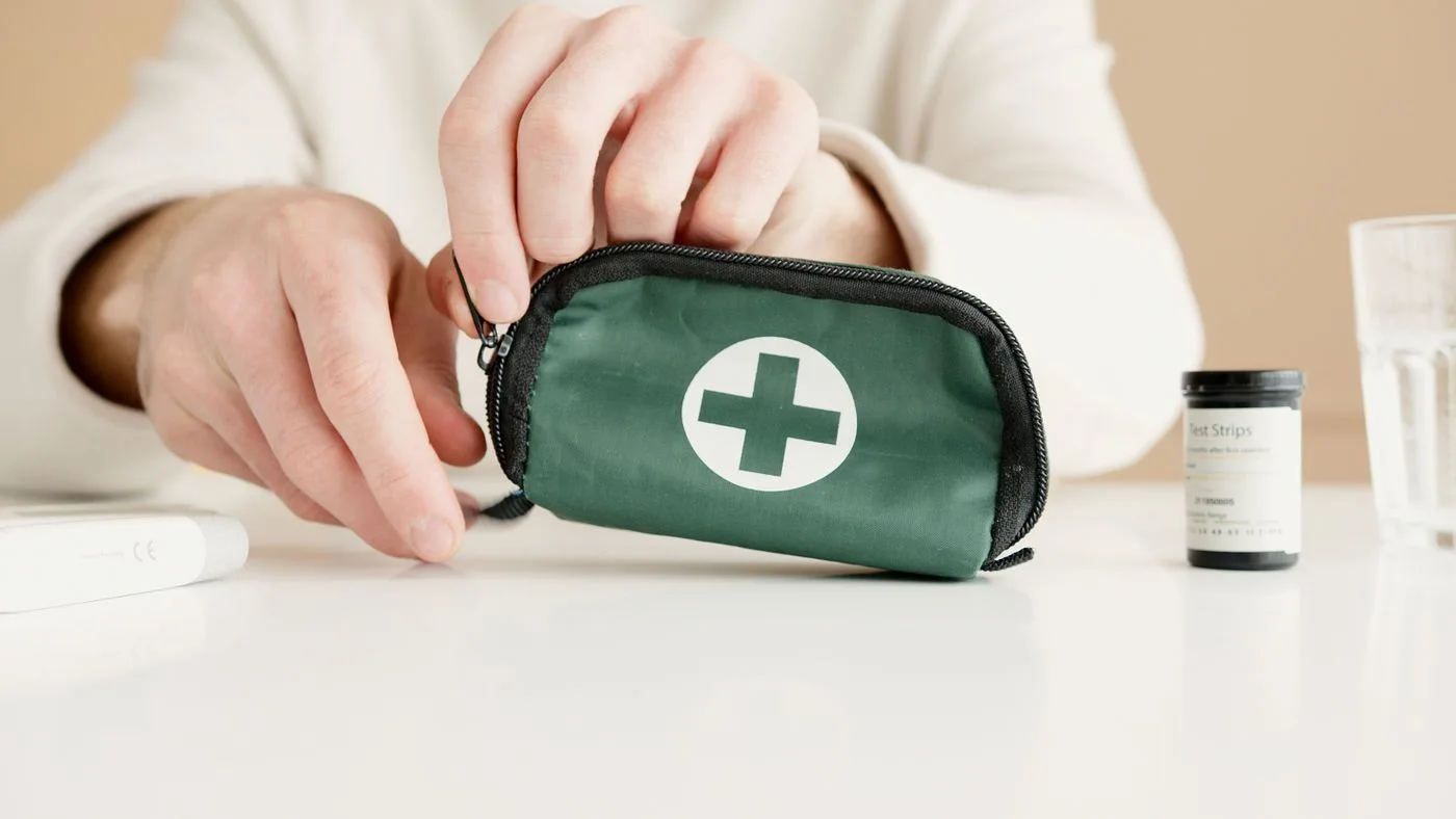 Une petite trousse permet de regrouper le matériel identifié et ses notices.