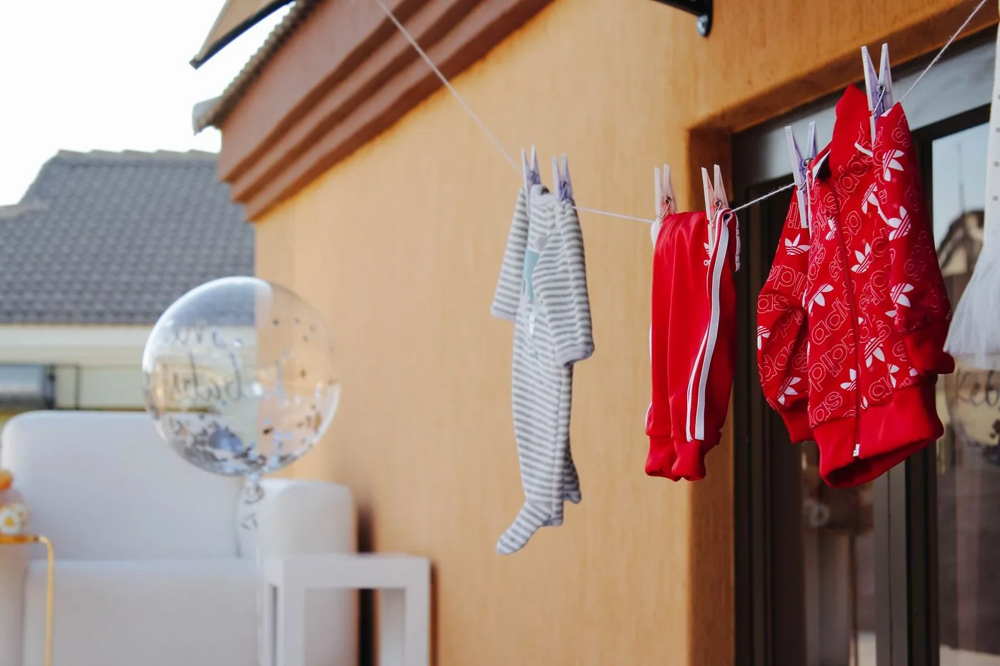 Des vêtements regroupés pour faire l’inventaire avant d’ajouter de nouveaux cadeaux.