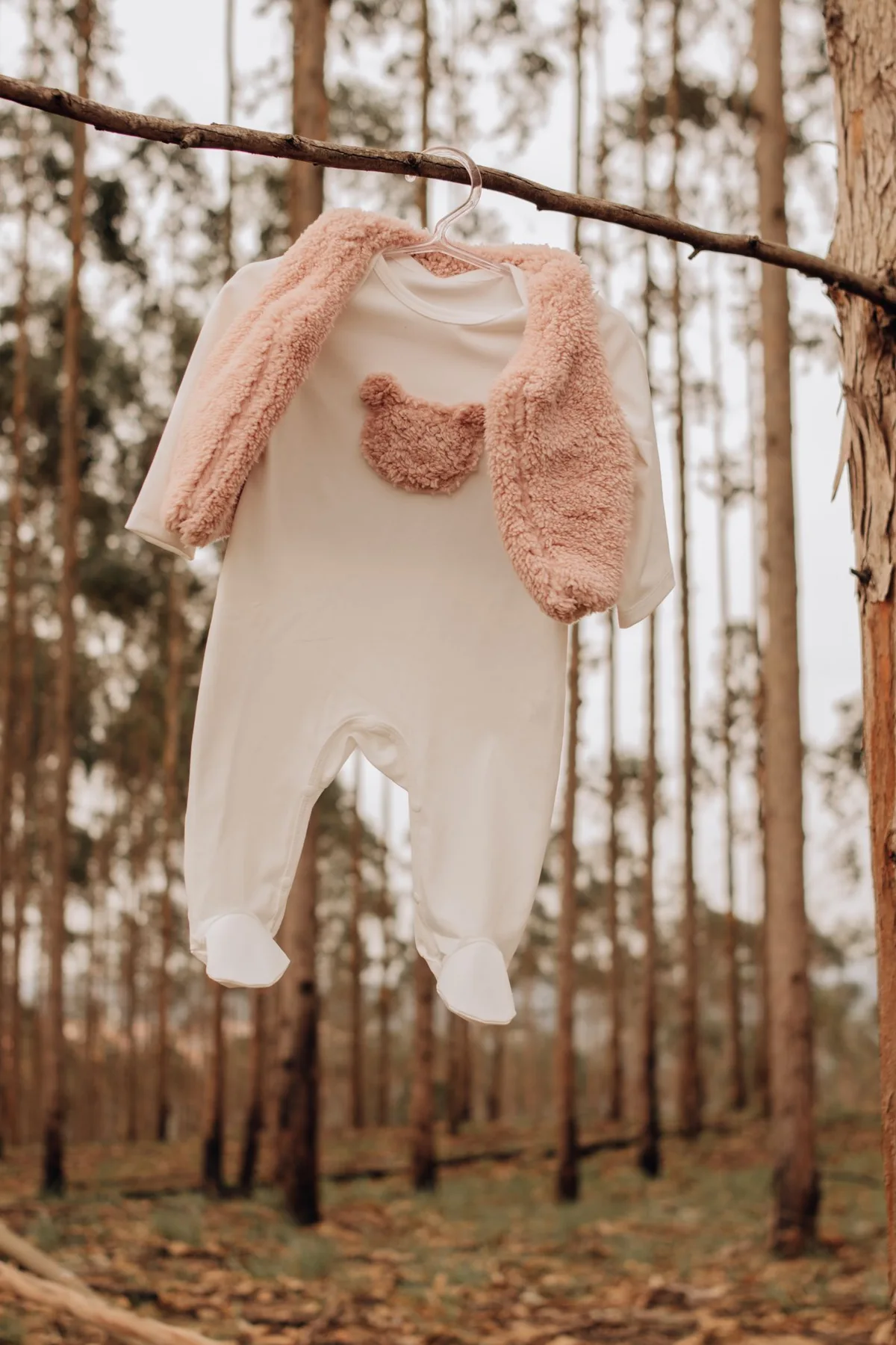 Quelques vêtements identifiés facilitent une liste de naissance courte et partagée.