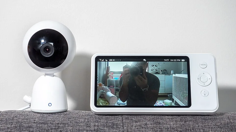 Exemple de moniteur vidéo pour bébé ; l’appareil illustré n’est ni un Nanit ni un Owlet.