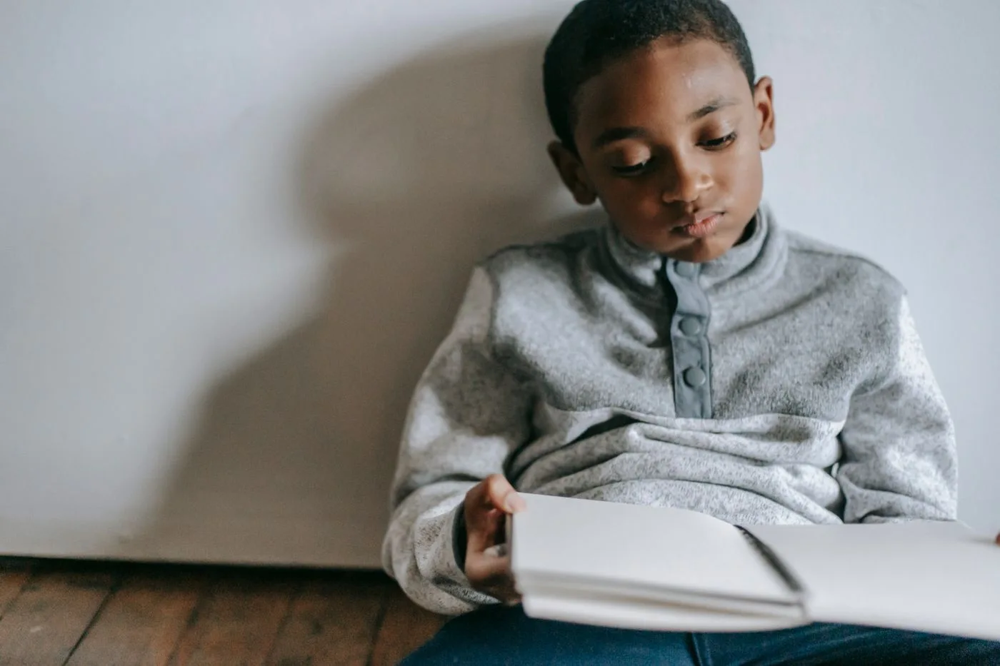 Préparer quelques livres permet de retrouver facilement les habitudes du soir.