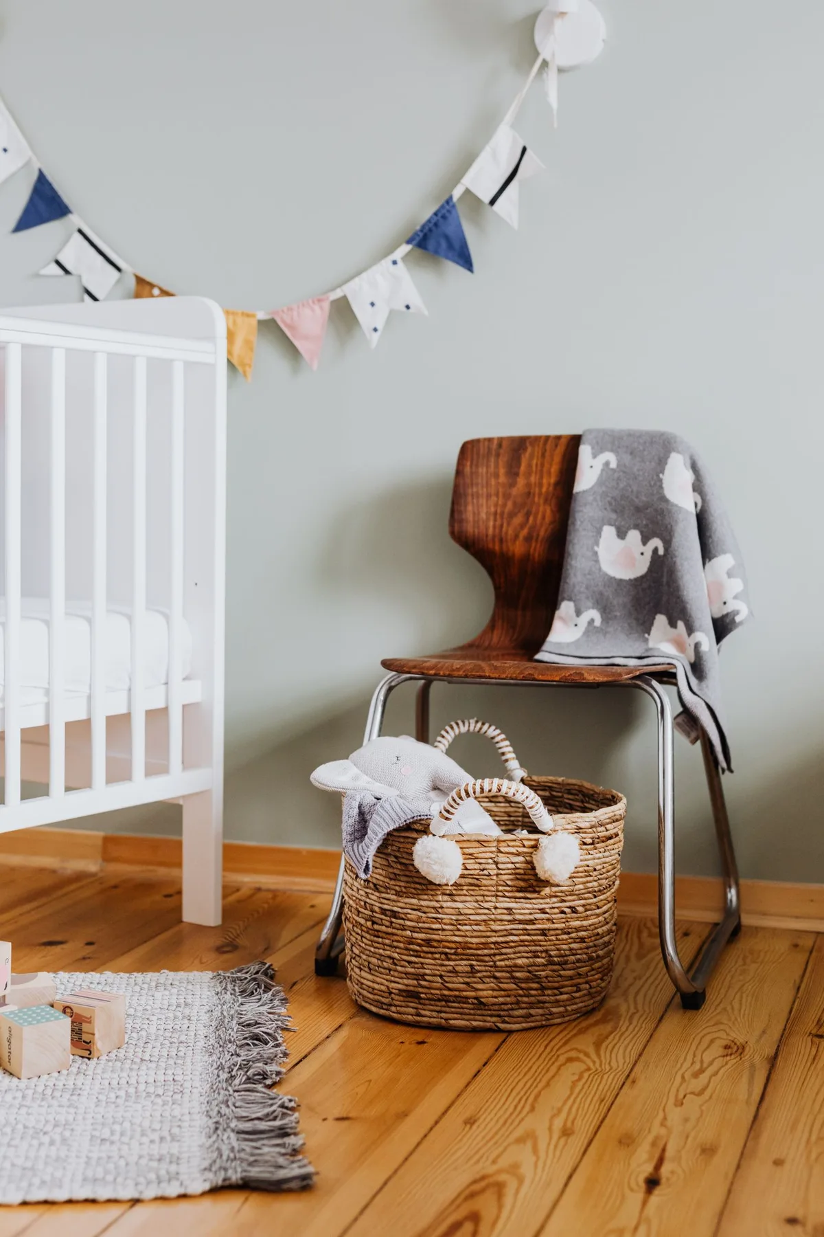 Un coin de chambre et son rangement : les objets d’éveil restent distincts du couchage.