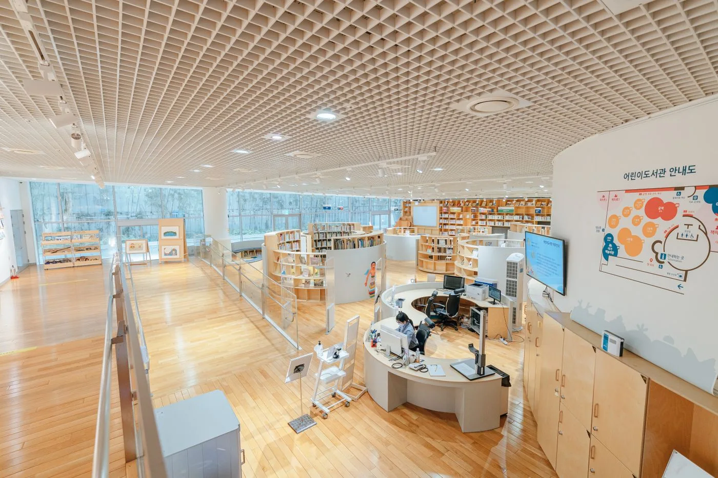Une bibliothèque lumineuse : regarder les espaces et les services proposés avant de venir.