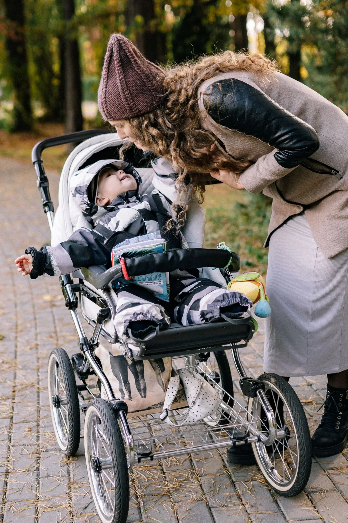 Une poussette lors d’une sortie : exemple d’usage, sans identification Stokke ou Chicco.