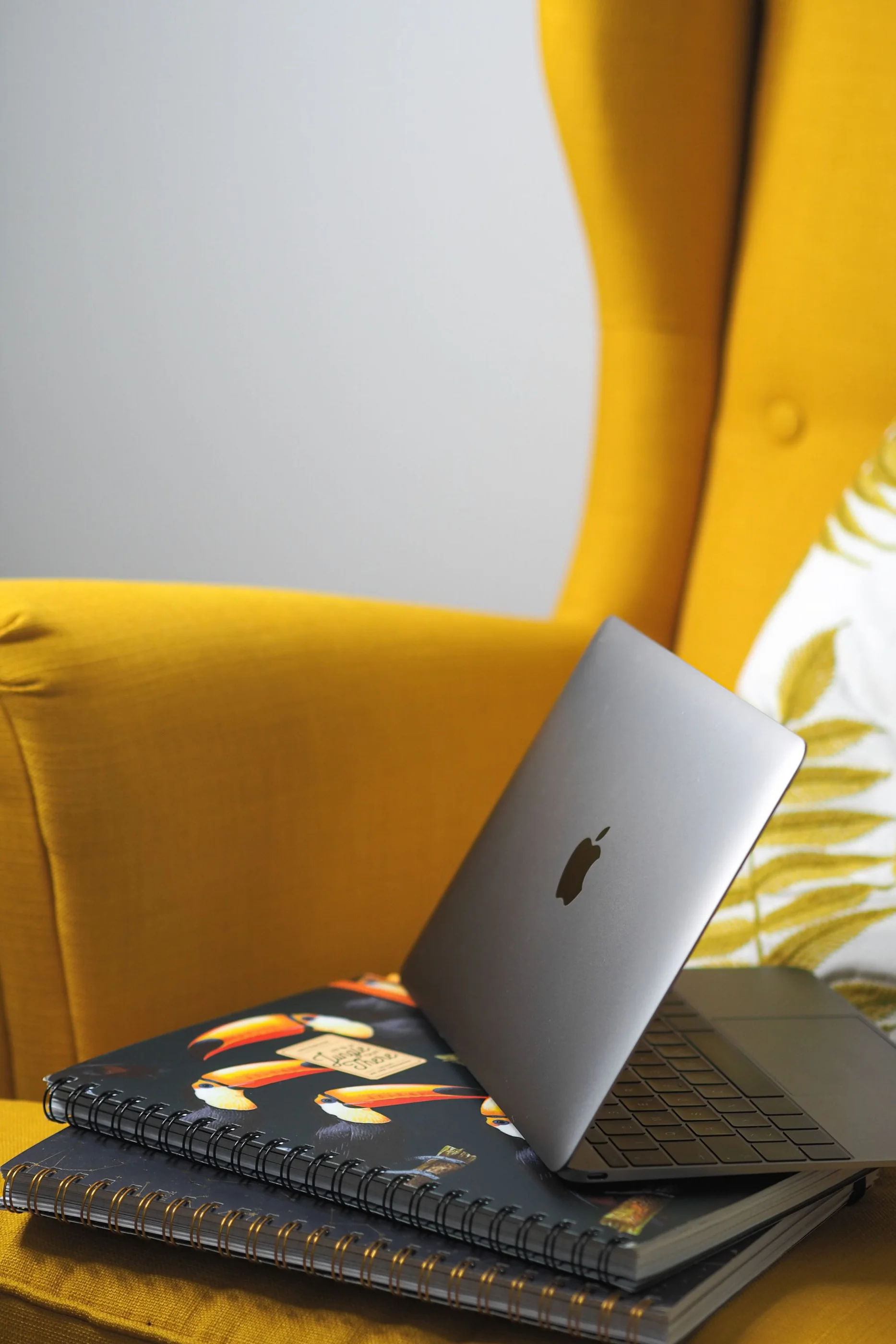 Un ordinateur et des carnets, pour regrouper les informations sur les appareils et leurs applications.