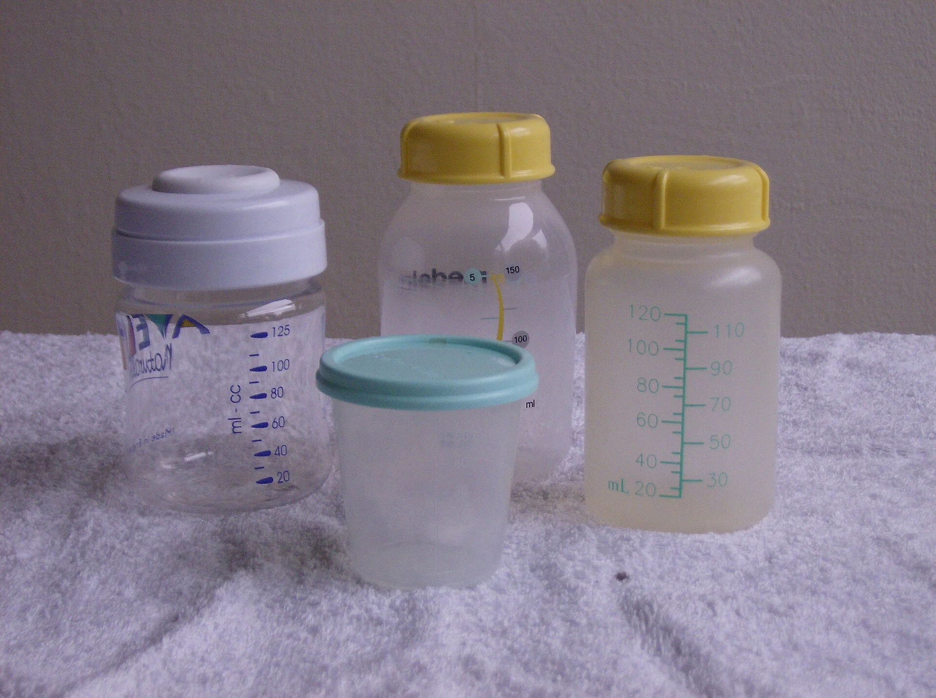 Tire-lait Medela : comparer modèles, pièces et rangement