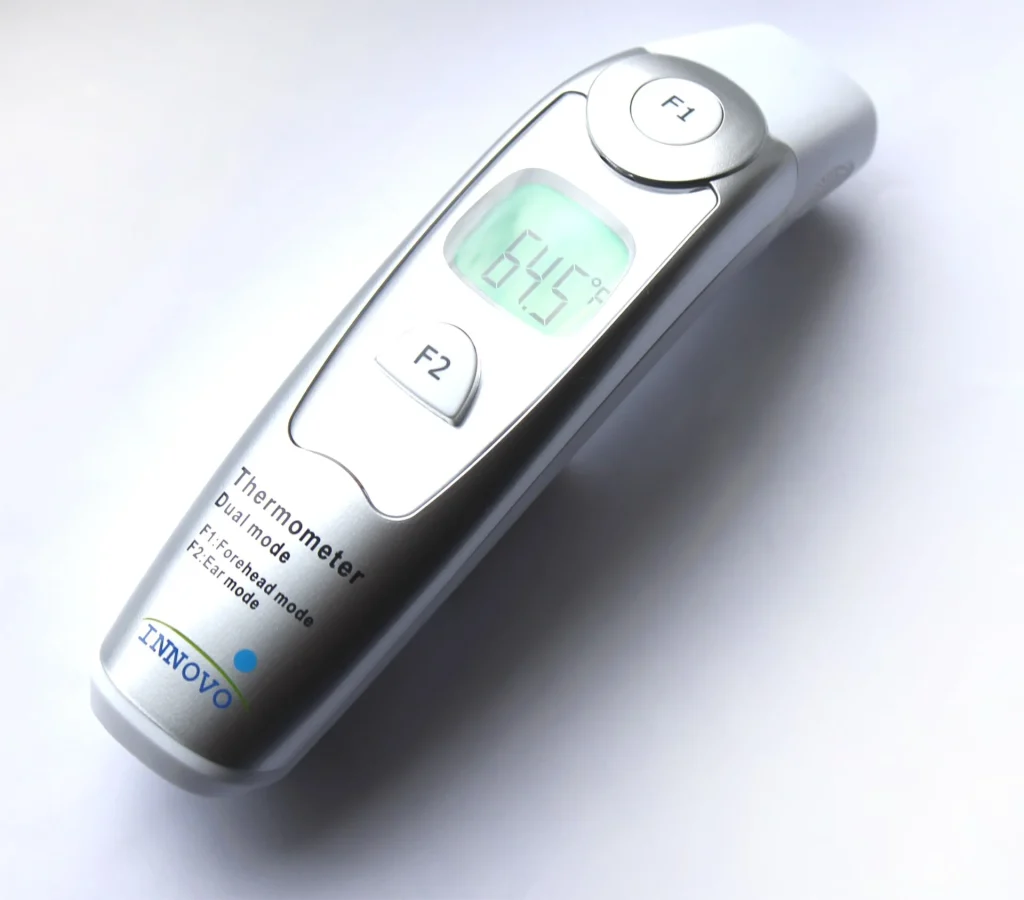 Thermomètre pour bébé : comparer la notice et les conditions d’utilisation